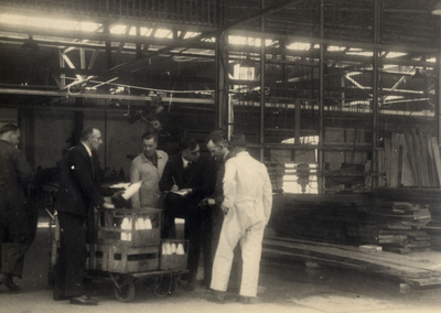 811778 Afbeelding van het uitdelen van melk aan het personeel van de Carrosserie- en Constructiewerkplaatsen N.V. Jan ...